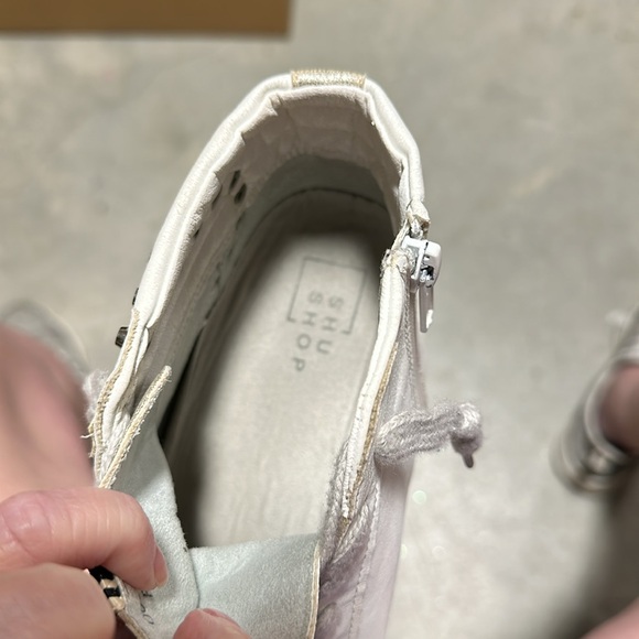 Riri Sneaker shu shop - Silver Distressed zips on side of shoe /Size 9 /Box 4-21 - Picture 8 of 9